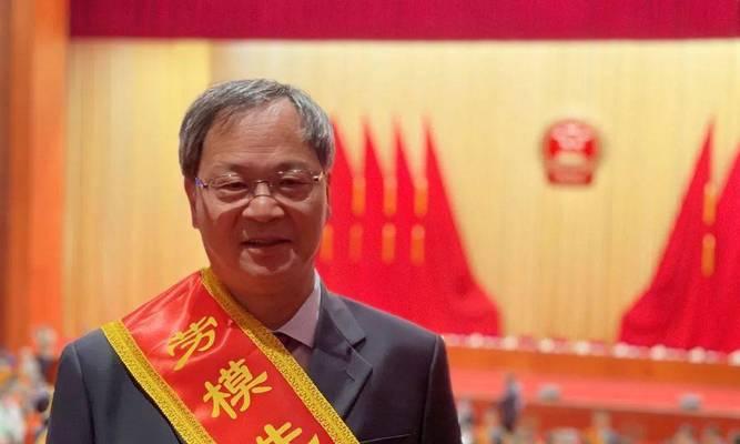怀抱红孩儿之心迎时代腾飞（一位热心居民为社区带来新气象）
