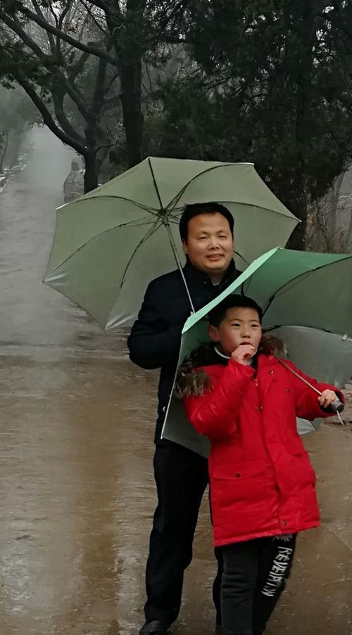 雨中的保护（亲情的力量）