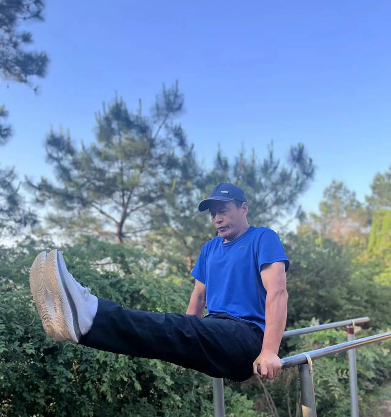 靠着努力，实现自己的理想（靠着努力，实现自己的理想）