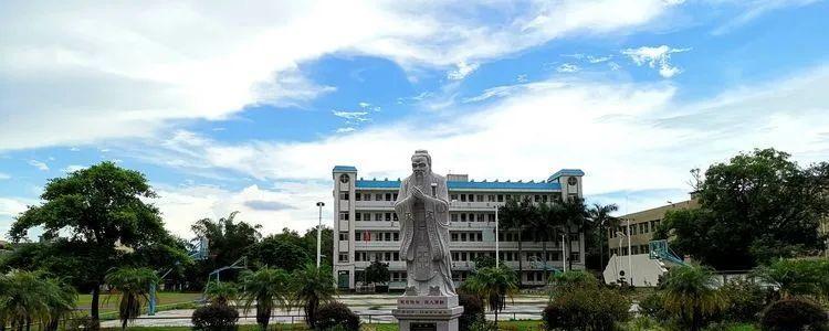 小琳的祥和之旅（走过校园，留下欢声笑语）