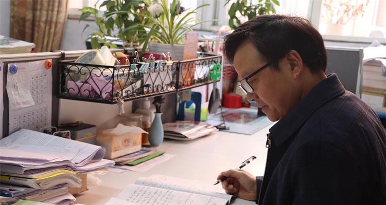 一位平凡的英语老师（教书育人，培养英才，承载着一份深情）