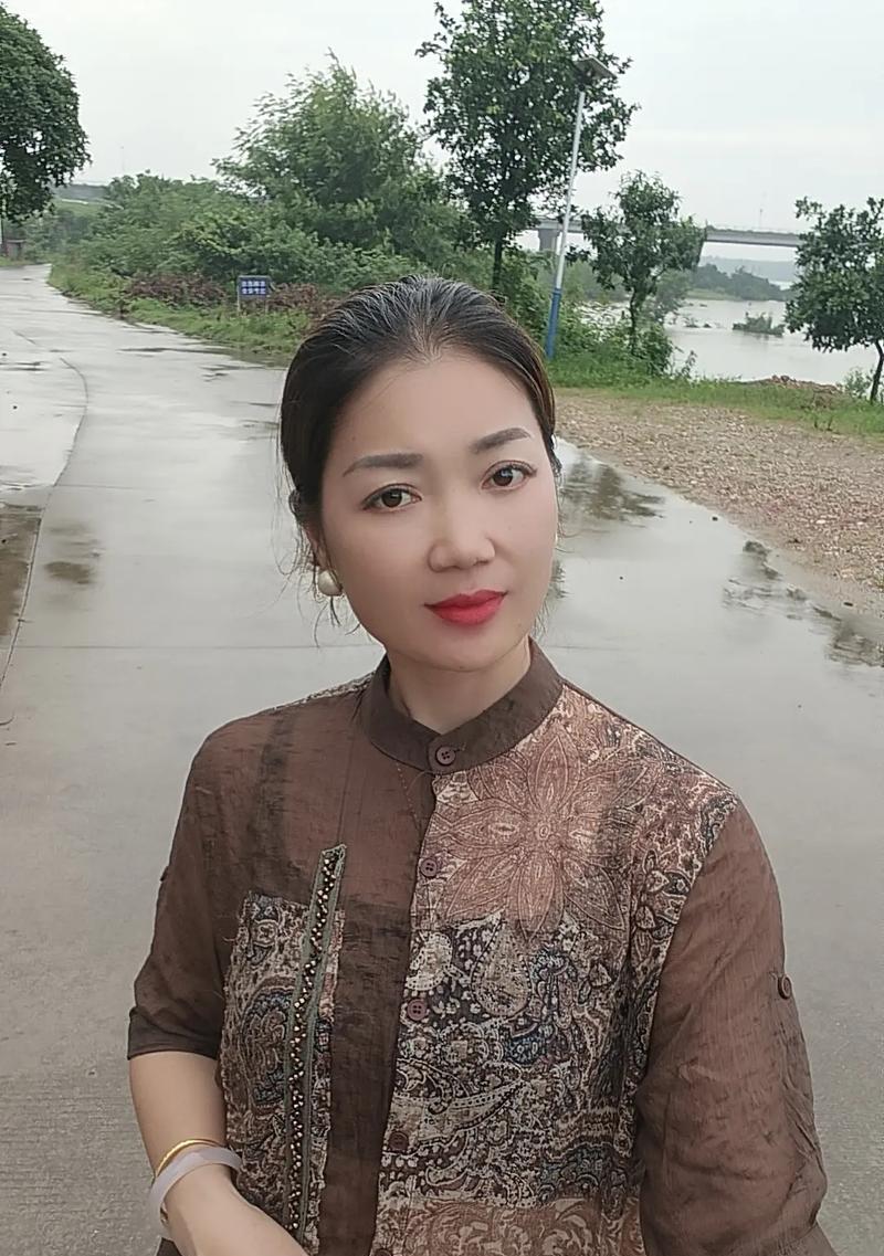 平凡角落里的光芒（一个小女孩的成长故事）