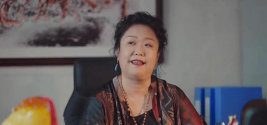 她不曾闪耀，但她永远存在；她不曾轰轰烈烈，但她的爱却深深打动人心。