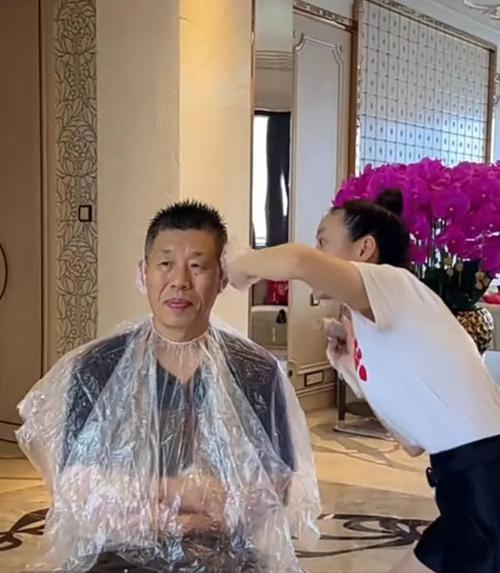 快乐生活的秘诀（一个充满阳光和笑声的小村庄）