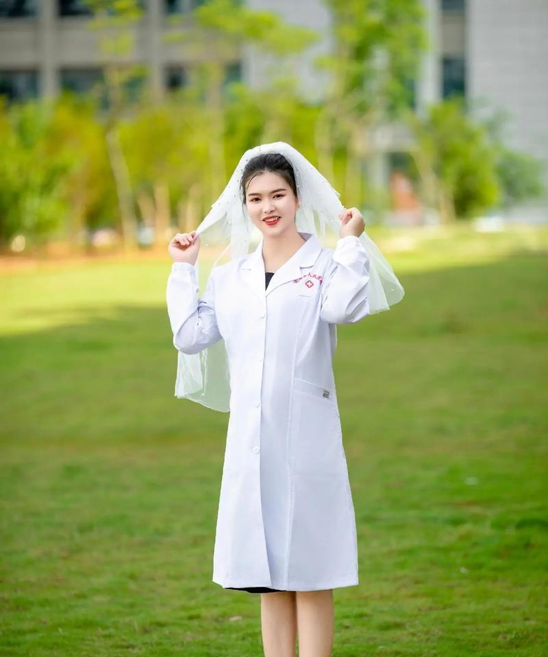 双手的温暖（一位老人和一只流浪猫的故事）